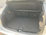ゆったりとしたトランクルームでございます。たくさんのお荷物の車載が可能でございます。