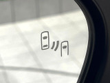 【ブラインドスポットモニター】走行中、ドアミラーの死角になりやすい箇所に後続車が接近するとサイドミラーのレンズに警告を表示!ドライバーに注意喚起をしてくれます。