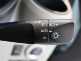 車外の明るさに応じて、自動的にライトの点灯・消灯をしてくれます
