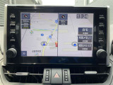 RAV4 PHVに標準搭載のディスプレイオーディオは9型フローティングタイプの1本だけとなります。
