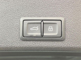 ●電動リアゲート:ワンタッチでリアゲートの開閉ができ、荷物などで両手が塞がっている状態でも簡単に開閉ができる便利機能です。