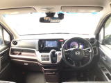 【前方視界】開放的な前方視界!運転がしやすく疲れにくいです♪窓が大きく、見通しがとっても良いおクルマですよ♪