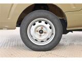 中古車をキレイで気持ちよくお乗りいただけるよう、エンジンルームからシートを外した洗浄まで、目に見えない部分も徹底的に洗浄しています!