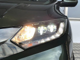 【LEDヘッドライト】悪天候や夜間走行時も良好な視界を確保し安心して運転できる高輝度LEDヘッドライトを装備!点灯速度が早く、消費電力も抑えられています。