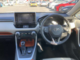 シックで落ち着いた運転席周り。操作性も良いです。