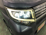 白く明るい光で夜間走行をサポートするLEDヘッドランプを搭載