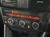 【左右独立型フルオートエアコン】運転席と助手席でそれぞれお好みの温度に設定可能。同乗者にも配慮した、快適な空調をお届け致します。