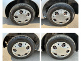 155/65R13サイズのタイヤを履いています。専用デザインのホイールカバーで足元が締まります。