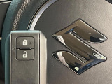 【キーレススタートシステム】カバンやポケットに入れたままでもドアの施錠・解錠が可能なスマートキーを装備。エンジンのオン・オフ時もカギを取り出す必要が無いからとっても便利です♪