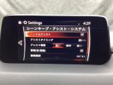 ハンドル操作をアシストすることにより車線からの逸脱回避を支援します。
