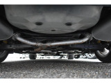 車両後方からの下回りです。マフラー防錆塗装や下回り防錆施工等も可能でございます。
