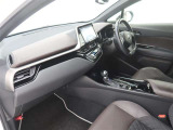 【まるまるクリーニング】内装工程では、中古車を気持ちよくお乗りいただけるよう清掃しております。シートの洗浄はもちろん、ニオイの元となるフロアカーペットまで洗浄・消臭を実施。