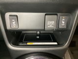 前席の左右別々のシートヒータースイッチが付いています。HiとLoの2段階で温度設定ができます。 スイッチの間にはアクセサリーソケットとワイヤレス充電器を装備してます。移動中に充電もできるので便利です。