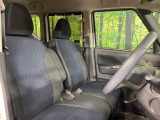 運転席まわりには十分なスペースがあり、大柄な方でもゆったり運転していただける環境です。