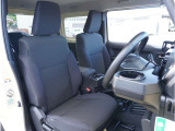 【清潔感のある運転席&助手席】隅々までクリーニングの行き届いた運転席&助手席。目立ったシミや汚れ等もございません。快適なドライブをどうぞ。