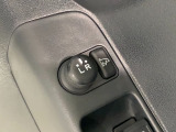 狭い駐車場で便利な電動格納ドアミラーが付いています。