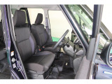 【前席】高めのヒップポイントになっていて見晴らしがよく、運転しやすいですよ☆運転席と助手席の間が空いていて、歩けるようになっています☆雨の日に外に出ることなく後席や荷室の荷物を取りに行けますよ☆