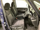 女性でも運転がしやすいように、シートの高さ調整機能(シートリフター)がついています。運転席と助手席の間が空いている為、助手席側への移動がスムーズです。交通量の多い道でも助手席側から乗り降りができます。