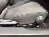 運転席にはドライバーの体型や好みに応じて前後方向だけでなく、高さの調整ができるシートリフターを装備!