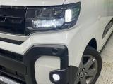 【LEDヘッドライト】悪天候や夜間走行時も良好な視界を確保し安心して運転できる高輝度LEDヘッドライトを装備!点灯速度が早く、消費電力も抑えられています。