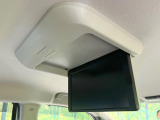 【12.8型フリップダウン】大画面モニターで後席でもエンタメをお楽しみいただけます。家族や友人とお出かけする機会が多い方に大人気です♪