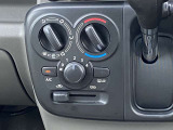 マニアルエアコン搭載車です。風量や温度を自分のお好みで調整可能です