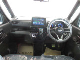運転席も広々としており、足元には収納スペースもついています☆