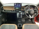 車内は光触媒抗菌消臭施工済です。スタイリッシュなデザインで暖かみのあるインパネ周りを演出します。グローブボックスやカップホルダーのほかにトレーなどたくさんの収納スペースが装備されています。
