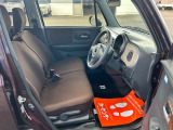 運転席はこちらです。プライベートな車内なのでリラックスできる空間を。