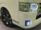 【LEDヘッドライト】悪天候や夜間走行時も良好な視界を確保し安心して運転できる高輝度LEDヘッドライトを装備!点灯速度が早く、消費電力も抑えられています。