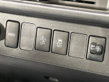 【スマートアシスト】走行中に前方の車両等を認識し、衝突しそうな時は警報とブレーキで衝突回避と被害軽減をアシスト。より安全にドライブをお楽しみいただけます。