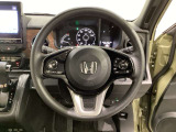 ハンドルにHondaセンシング系のクルーズコントロールやレーンキープアシストなどのスイッチと、オーディオの操作スイッチが装備されています。ハンドルから手を離さず安全に操作できます。