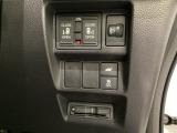 両側電動スライドドアは運転席から操作ができます。ヘットライトリベライザーとHondaセンシング用のVSA解除のメインスイッチなども装備し、その下にはETCがついています。