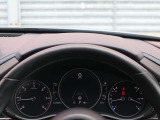 運転視界の遠方上方に虚像を投影することで前を見ながら情報の視認ができます。本当にドライバーが必要な情報を適切に伝え、楽しんで頂くことを考えた新世代装備です。※虚像は2.6m前方に浮かぶイメージです。