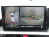ステアリング連動ガイドライン付きバックカメラを装備。バック時の車両感覚をサポートします。
