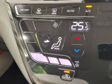 【オートエアコン】一度お好みの温度に設定すれば、車内の温度を検知し風量や温度を自動で調整。暑い…寒い…と何度もスイッチ操作をする必要はありません。快適な車内空間には必須の機能ですね♪