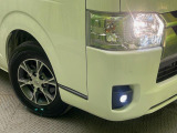 【LEDヘッドライト】悪天候や夜間走行時も良好な視界を確保し安心して運転できる高輝度LEDヘッドライトを装備!点灯速度が早く、消費電力も抑えられています。