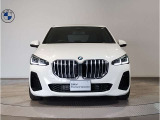 【キドニーグリル】BMWは約90年もの間、ほぼ全ての車両にひと目でBMWだと分かるこの特徴的なフロントグリルが備えられ、デザイン・アイコンとして親しまれてきました。
