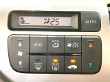 【オートエアコン】一度お好みの温度に設定すれば、車内の温度を検知し風量や温度を自動で調整。暑い…寒い…と何度もスイッチ操作をする必要はありません。快適な車内空間には必須の機能ですね♪