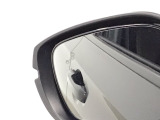 斜め後ろに存在する車を探知。その方向のドアミラー鏡面上にマークを表示し、存在をお知らせしてくれます。また、その方向にウインカーを操作すると、マークの点滅と警告音で注意を促します!