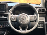 インテリアに合わせたデザインのステアリングは、運転される方のことも考え、運転しやすい形状、大きさです。是非一度、実際に触ってお確かめください。