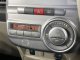 【オートエアコン】一度お好みの温度に設定すれば、車内の温度を検知し風量や温度を自動で調整。暑い…寒い…と何度もスイッチ操作をする必要はありません。快適な車内空間には必須の機能ですね♪
