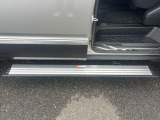 【電動サイドステップ】車高の高いお車でも、これがあれば小さいお子様の乗り降りも楽々♪スライドドアと連動して作動する為、煩わしい操作は不要です!