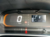 みやすいメーターになっています。シートベルトの付け忘れも一目でわかりますね。