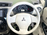 インテリアに合わせたデザインのステアリングは、運転される方のことも考え、運転しやすい形状、大きさです。是非一度、実際に触ってお確かめください。