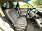 運転席まわりには十分なスペースがあり、大柄な方でもゆったり運転していただける環境です。