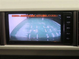 車両後方の映像を映すバックモニター。進路を確認しながら安全に車庫入れできます。