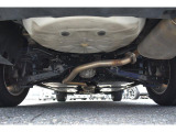 車両後方からの下回りです。マフラー防錆塗装や下回り防錆施工等も可能でございます。