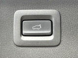 【パワーバックドア】スマートキーや運転席のボタンを押すだけでリアゲートが自動で開閉します!荷物を持っている時や、高い位置にあるバックドアを閉める際に便利な機能です♪