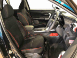 運転席の座面高さを調整できるシートリフターが付いています。